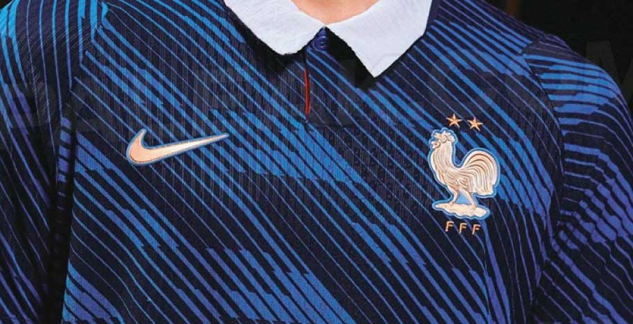 Áo tuyển Pháp với gam xanh navy phối họa tiết xanh đậm, tạo cảm giác hiện đại, tinh tế